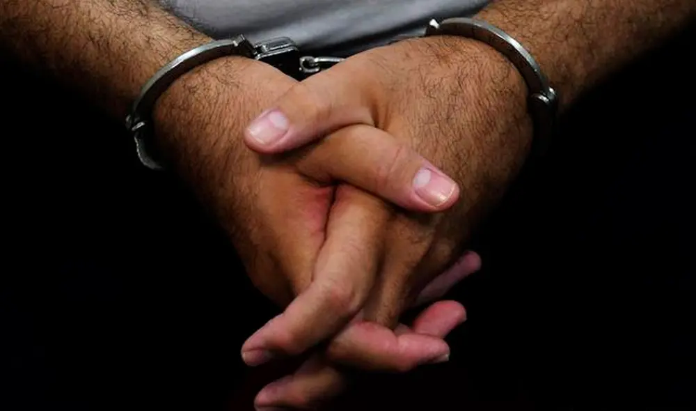 El sujeto fue llevado a una comisaría, donde le dictaron prisión preventiva, gracias a la intervención de su madre. Foto: AFP El sujeto fue llevado a una comisaría, donde le dictaron prisión preventiva, gracias a la intervención de su madre. Foto: AFP