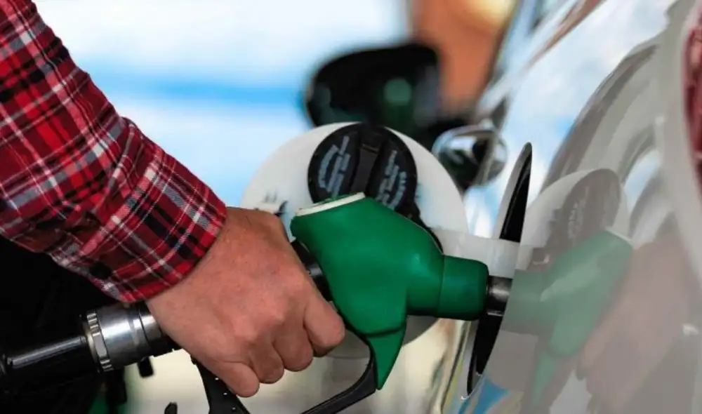 El diésel de uso vehicular (Diesel B5 0 - 2500 ppm) cae S/ 0,56 por galón. Foto: Andina.