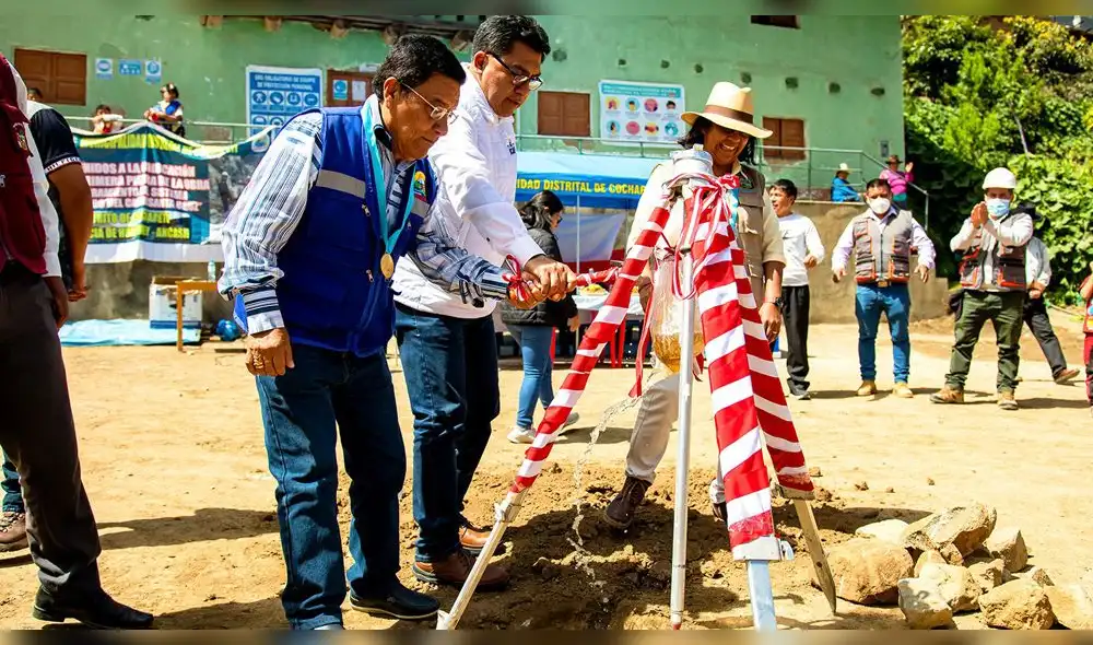 Autoridades de Áncash y Cochapeti dan inicio a los trabajos de mejoramiento del canal Santa Cruz. Foto: GORE Áncash. Autoridades de Áncash y Cochapeti dan inicio a los trabajos de mejoramiento del canal Santa Cruz. Foto: GORE Áncash.