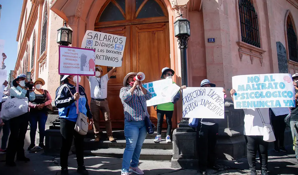 Padres y madres de familia reclamaron ante el Arzobispado de Arequipa. Foto: La República/Rodrigo Talavera Padres y madres de familia reclamaron ante el Arzobispado de Arequipa. Foto: La República/Rodrigo Talavera
