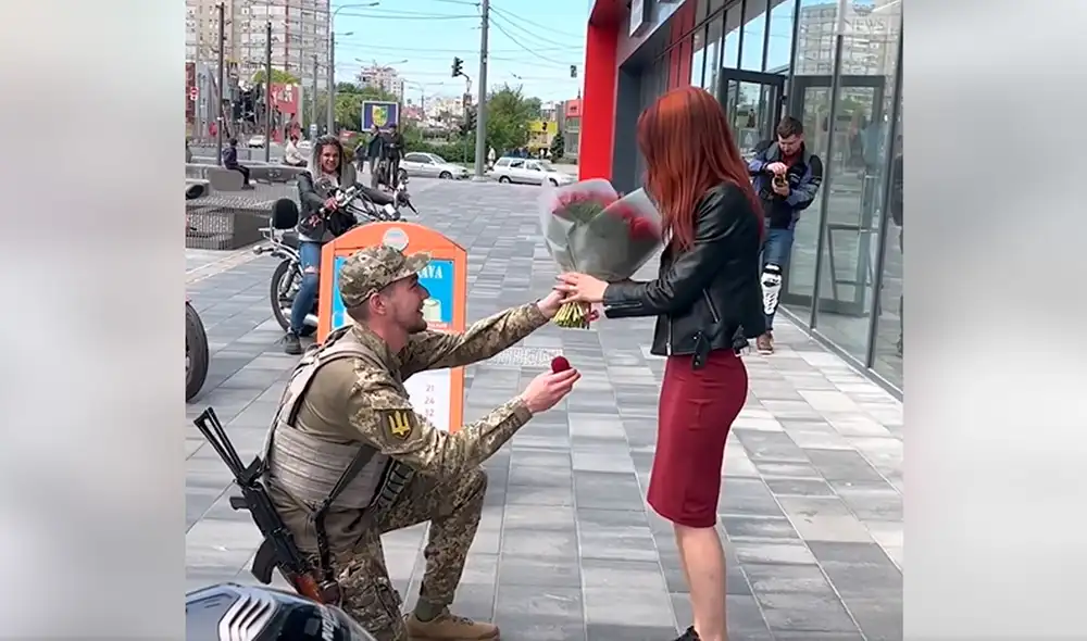 Soldado ucraniano pidió matrimonio a su novia en Járkov. Foto: ABC News Soldado ucraniano pidió matrimonio a su novia en Járkov. Foto: ABC News
