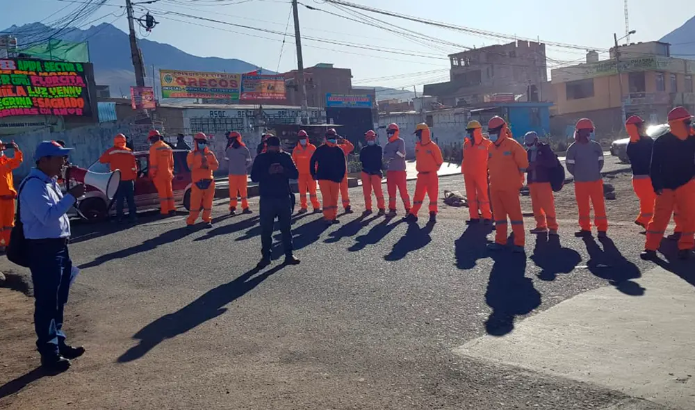 Los obreros hicieron un plantón en la construcción del hospital y luego marcharon por la avenida 54. Foto: URPI/Roberth Orihuela Los obreros hicieron un plantón en la construcción del hospital y luego marcharon por la avenida 54. Foto: URPI/Roberth Orihuela