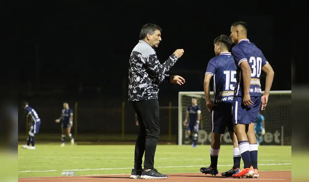 Gerardo Ameli da indicaciones a sus jugadores en el partido ante Sport Huancayo Foto: Club Cienciano