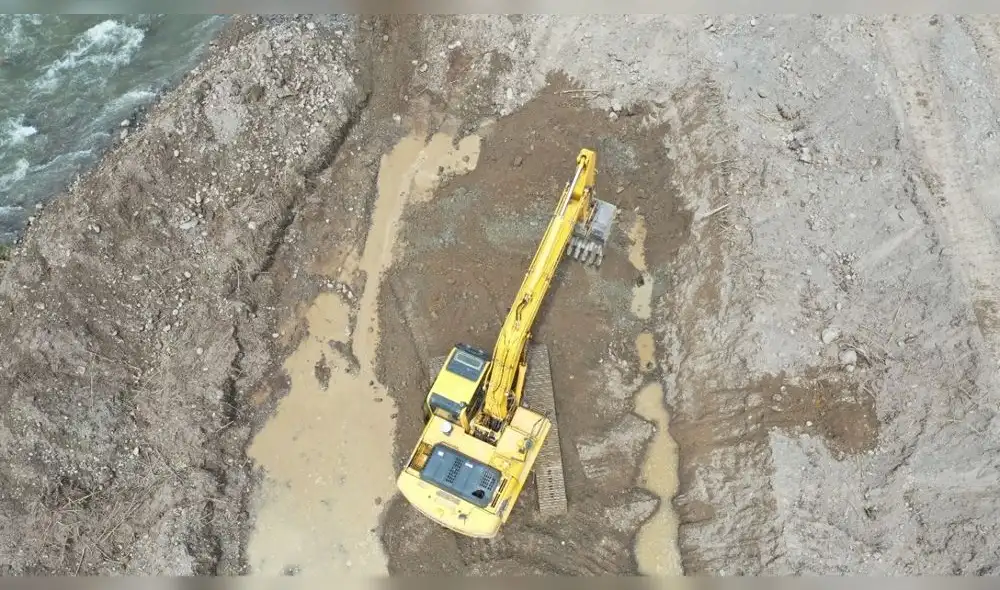 Maquinaria pesada realiza trabajos de limpieza y descolmatación del río Yuracyacu. Foto: Goresam Maquinaria pesada realiza trabajos de limpieza y descolmatación del río Yuracyacu. Foto: Goresam