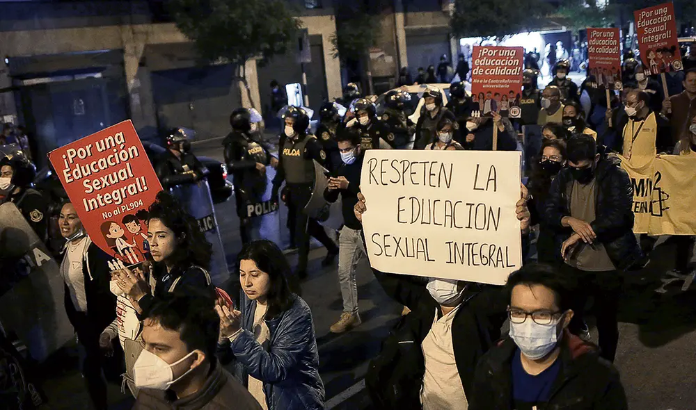 Protesta. El sábado, miles de estudiantes y padres de familia, además de colectivos, marcharon en defensa de la educación. Foto: Gerardo Marín/La República