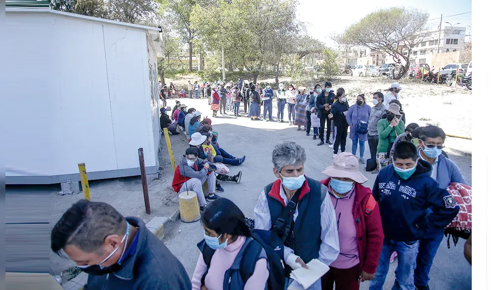 Pacientes deben formar largas colas para poder obtener una atención. Foto: La República/Rodrigo Talavera Pacientes deben formar largas colas para poder obtener una atención. Foto: La República/Rodrigo Talavera