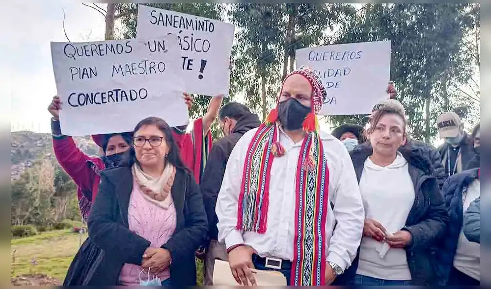 Visita. Ministro de Cultura recorrió cuatro comunidades del parque de Sacsayhuaman. Foto: La República Visita. Ministro de Cultura recorrió cuatro comunidades del parque de Sacsayhuaman. Foto: La República