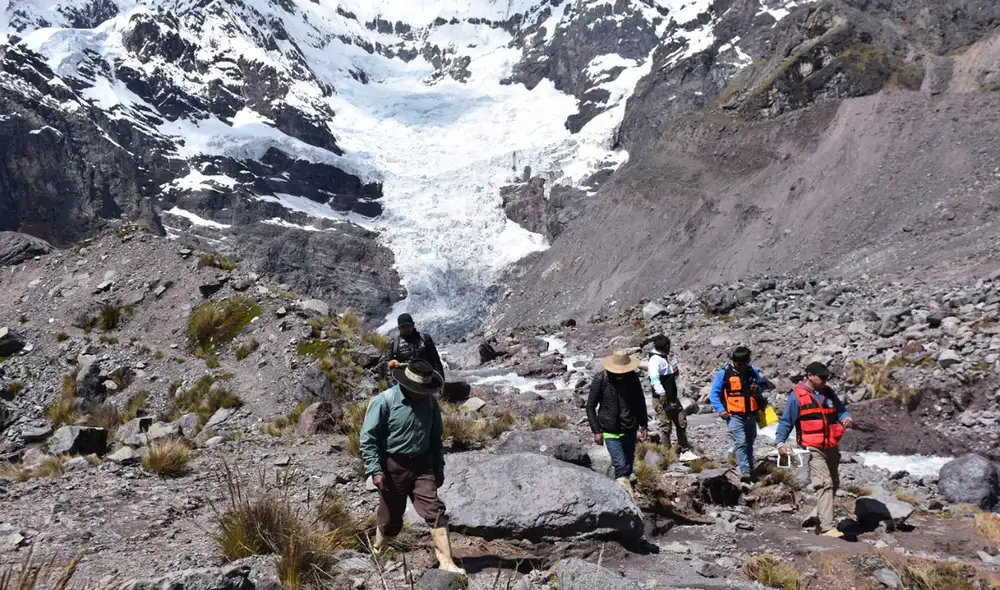 El desborde ocurrió el domingo pasado. Nevado esta a 6,385 metros sobre el nivel del mar. Foto: Centro de Operaciones de Emergencia Regional Cusco (COER)