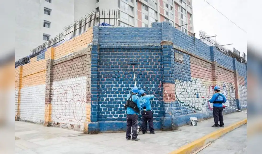 Los operarios de la comuna limeña borraron los grafitis utilizando pintura y rodillos. Foto: MML Los operarios de la comuna limeña borraron los grafitis utilizando pintura y rodillos. Foto: MML