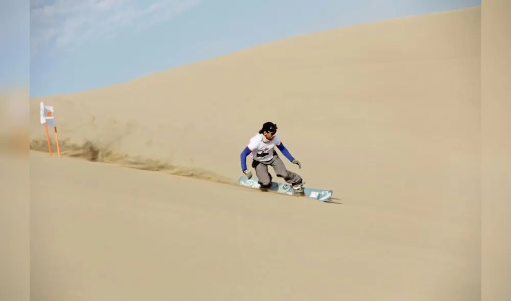 La Huacachina es uno de los escenarios favoritos para practicar el sandboarding. Foto: Andina