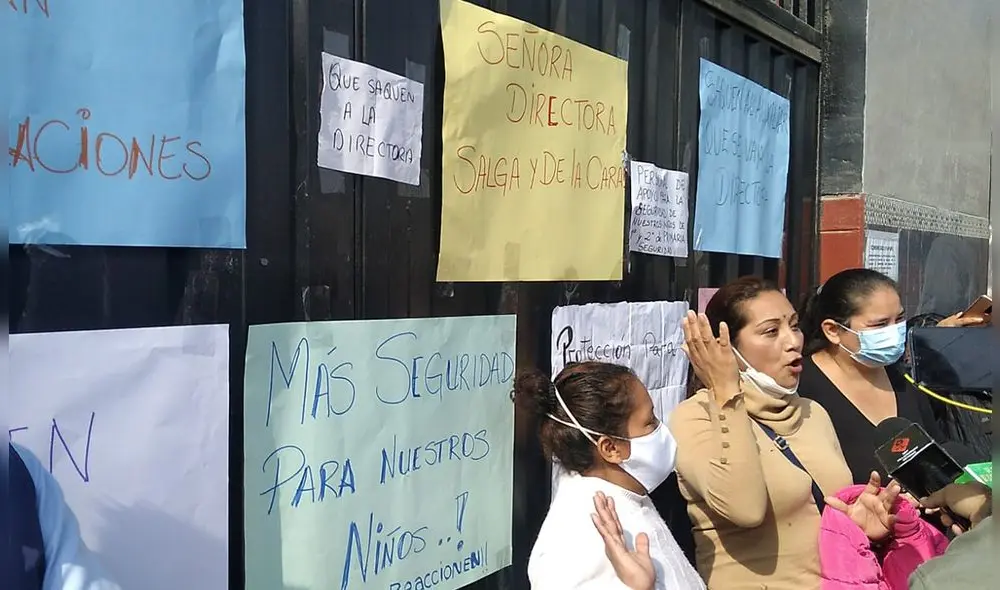 Padres de familia del colegio Peruano Japonés I.E.7213, exigieron que la directora se responsabilice de supuestos casos de acoso y tocamientos indebidos. Foto: La República Padres de familia del colegio Peruano Japonés I.E.7213, exigieron que la directora se responsabilice de supuestos casos de acoso y tocamientos indebidos. Foto: La República