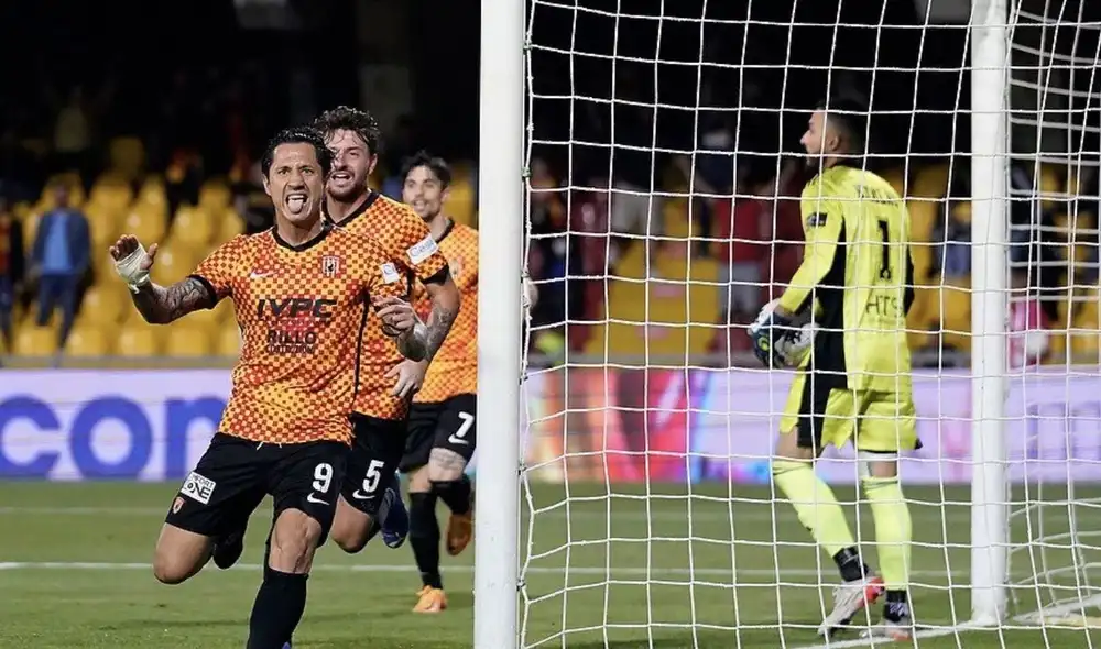 Así celebró Lapadula el gol del triunfo ante el Pisa. Foto: Benevento.