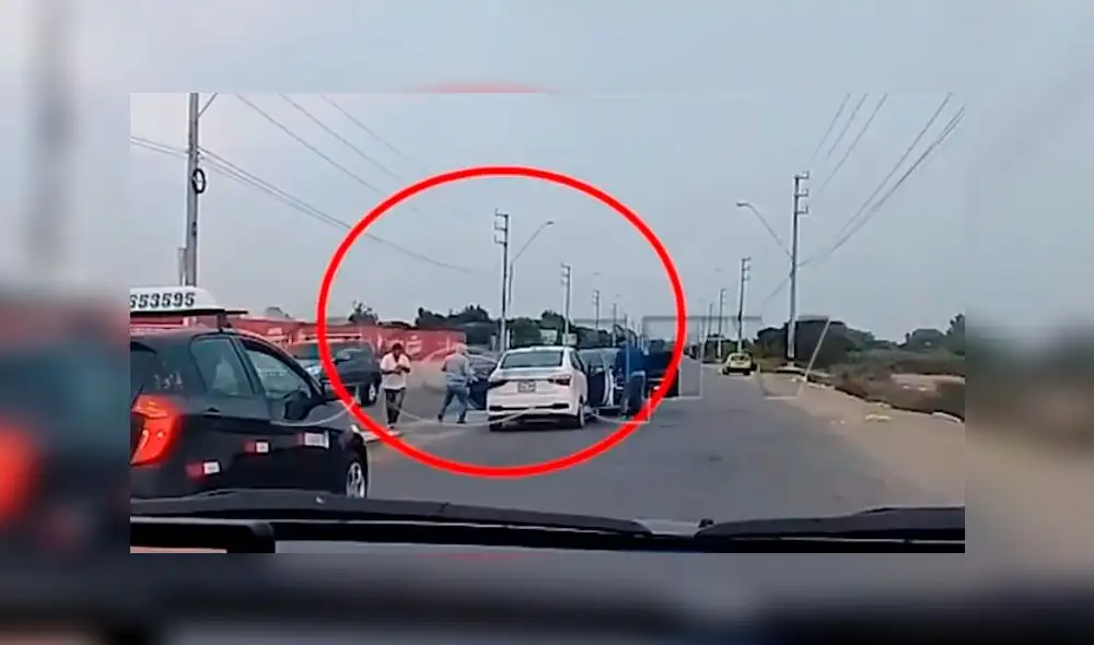 Delincuentes usaron vehículo negro para fugar. Foto: captura video Sol TV Delincuentes usaron vehículo negro para fugar. Foto: captura video Sol TV
