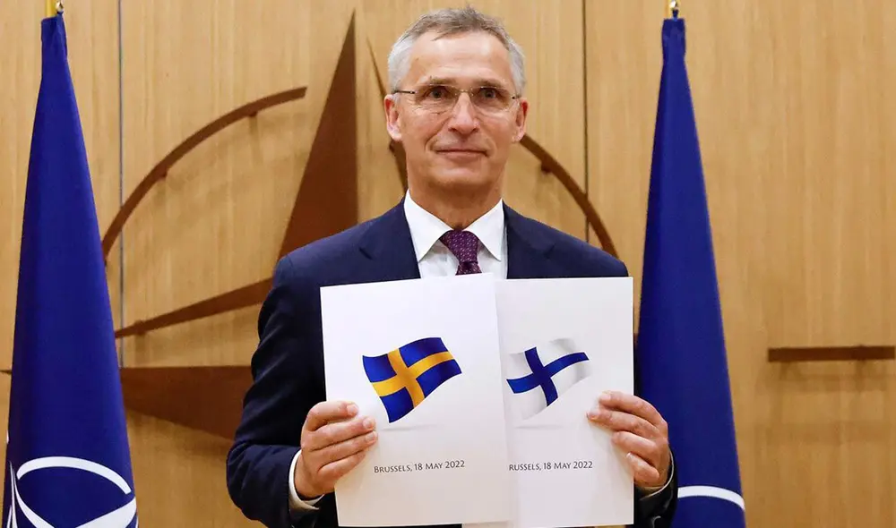 El secretario general de la OTAN, Jens Stoltenberg, muestra la documentación de Finlandia y Suecia para integrar la OTAN. Foto: AFP