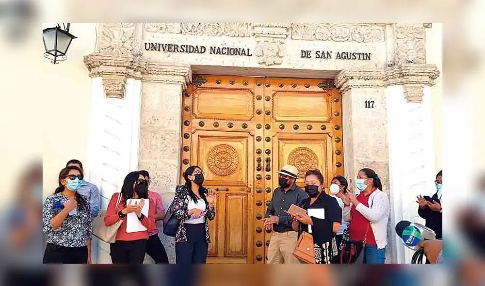 Reclamo. Postulantes en rectorado protestan por examen. Foto: La República