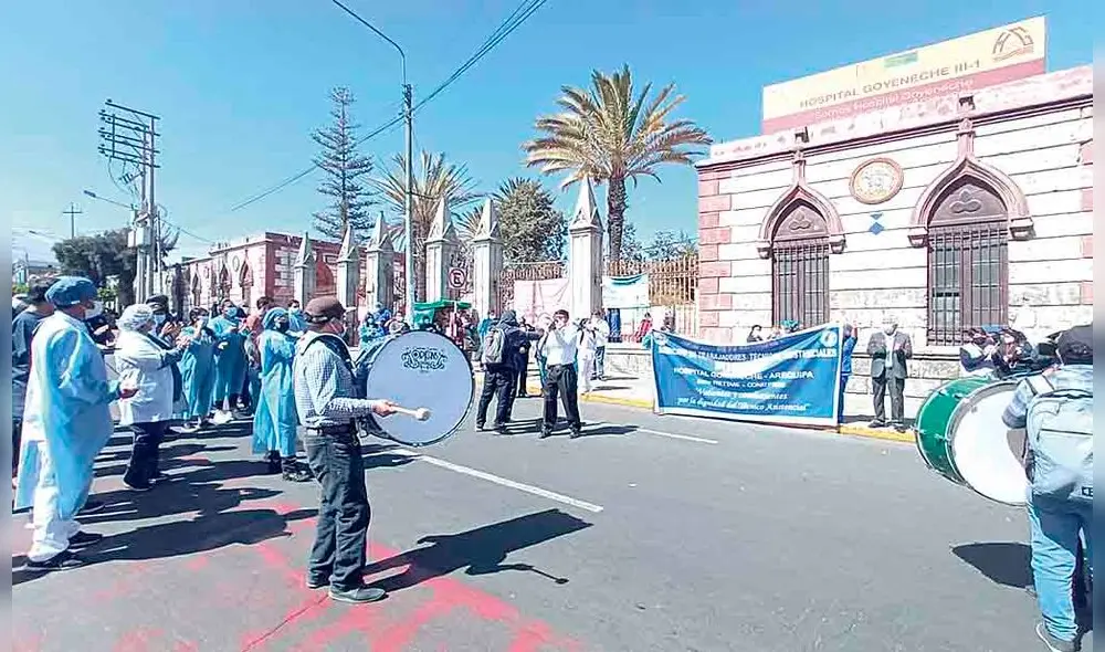 Protesta. Trabajadores reclaman por cese de directora. Foto: La República Protesta. Trabajadores reclaman por cese de directora. Foto: La República