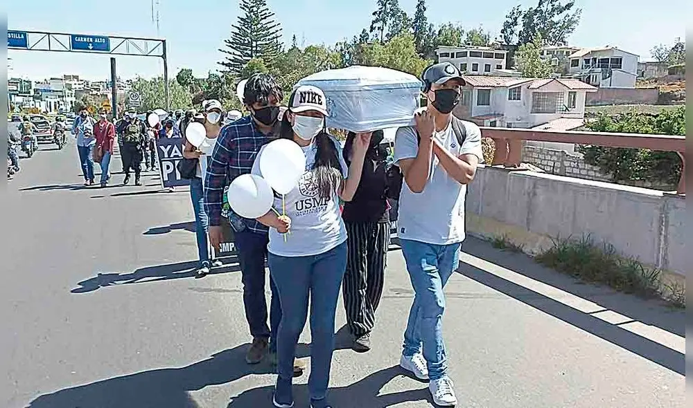 Marcha. Ciudadanos marchan con ataúd blanco. Foto: La República