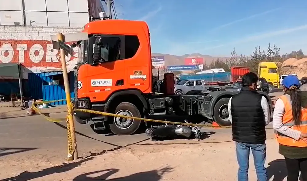 Al parecer, la moto con placa 3065-1V habría ingresado en el carril contrario. Foto: Radio Yaraví Al parecer, la moto con placa 3065-1V habría ingresado en el carril contrario. Foto: Radio Yaraví