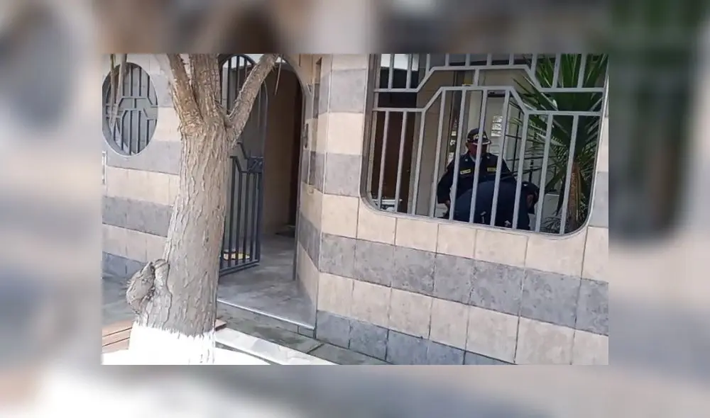 Agentes de la Udex llegaron para retirar el explosivo. Foto: captura video Sol Tv Agentes de la Udex llegaron para retirar el explosivo. Foto: captura video Sol Tv