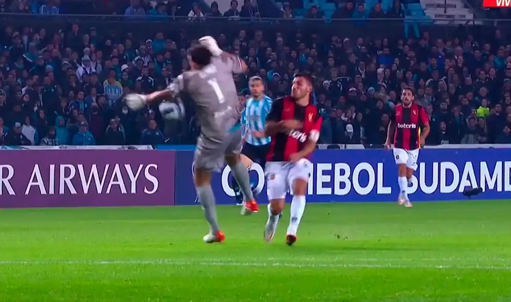 El portero Gastón Gómez recibe la tarjeta roja tras increíble falta a Bernardo Cuesta. Foto: captura de ESPN