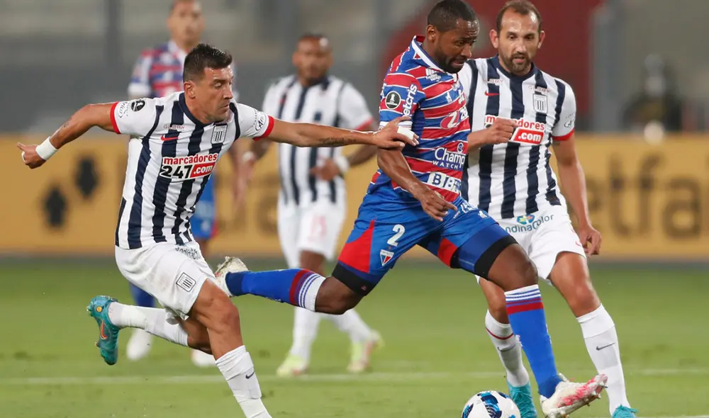Alianza Lima se va al descanso cayendo 1-0 ante Fortaleza en el estadio Nacional. Foto: EFE