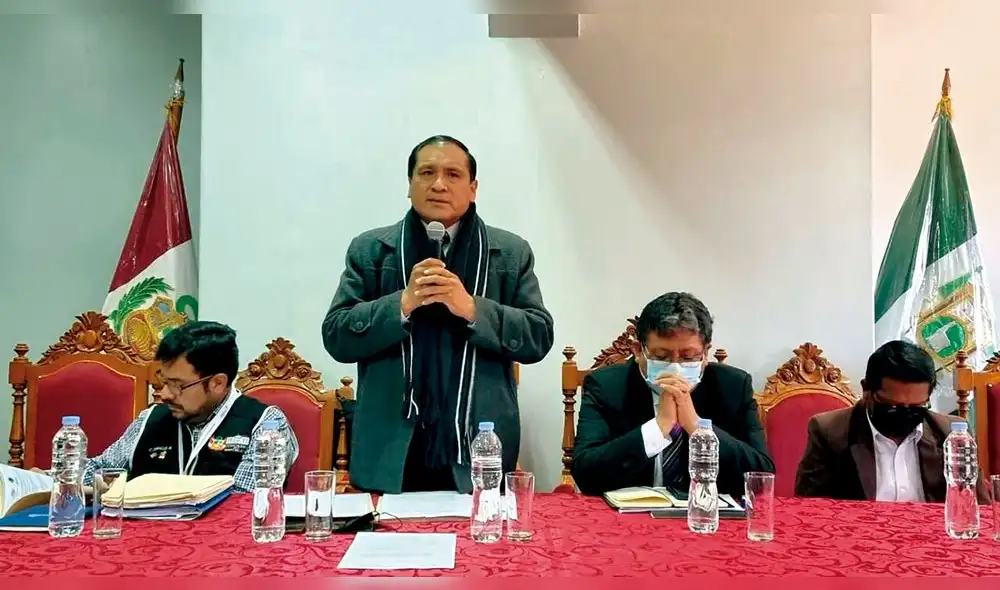 En mesa. Legisladores de Puno recorren provincias en semana de representación. Hoy tienen reunión por cuenca de Llallimayo. Foto: La República En mesa. Legisladores de Puno recorren provincias en semana de representación. Hoy tienen reunión por cuenca de Llallimayo. Foto: La República