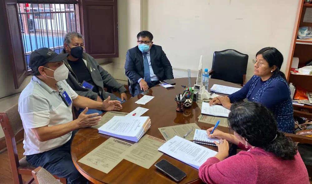 Reunión entre congresista y representantes de GREMCO causó indignación entre los hinchas de Universitario de Deportes. Foto: Isabel Cortez/Twitter