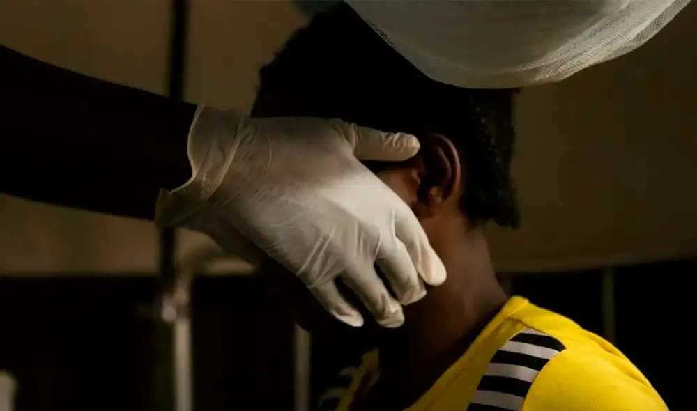 Un doctor examina a una paciente infectada con la viruela del mono en un centro en cuarentena en Zomea Kaka. Foto: AFP Un doctor examina a una paciente infectada con la viruela del mono en un centro en cuarentena en Zomea Kaka. Foto: AFP