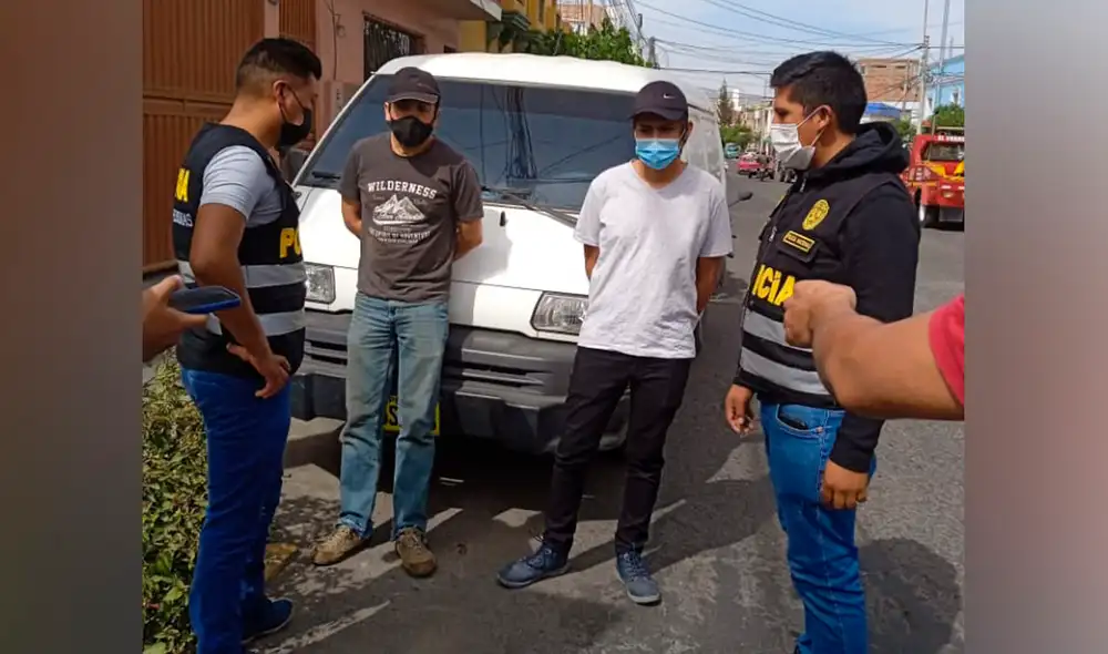 A los sujetos se les incautó celulares, laptop y dos vehículos. Foto: PNP