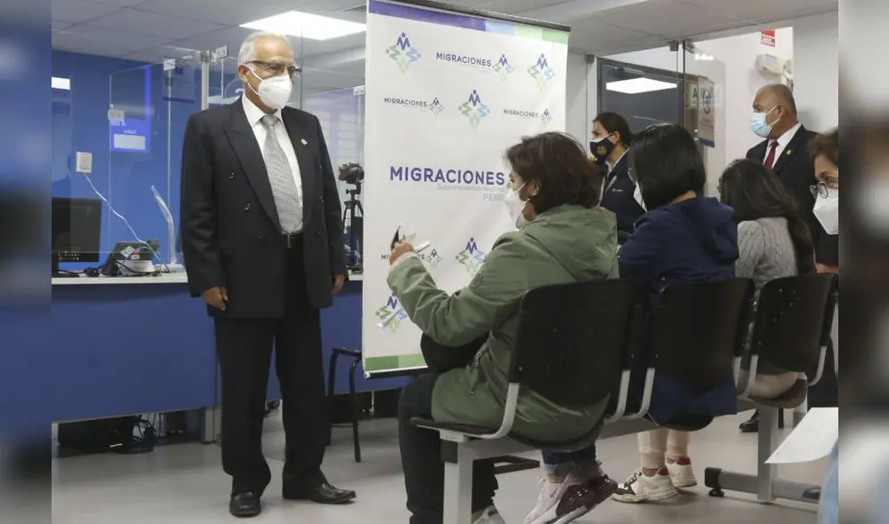 El 16 de mayo, Aníbal Torres visitó las instalaciones de Migraciones en Breña y Surco. Sin embargo, su presencia causó tensión entre los presentes. Foto: Andina