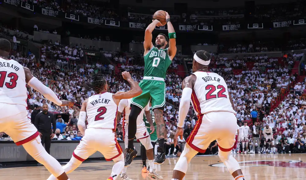 Boston Celtics se impuso ante Miami Head en el FTX Arena. Foto: @NBA Boston Celtics se impuso ante Miami Head en el FTX Arena. Foto: @NBA