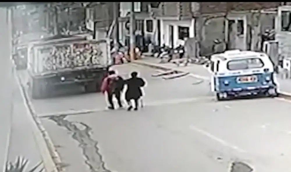 Cámaras de seguridad captaron los momentos del accidente. Foto: captura de Panamericana TV Cámaras de seguridad captaron los momentos del accidente. Foto: captura de Panamericana TV