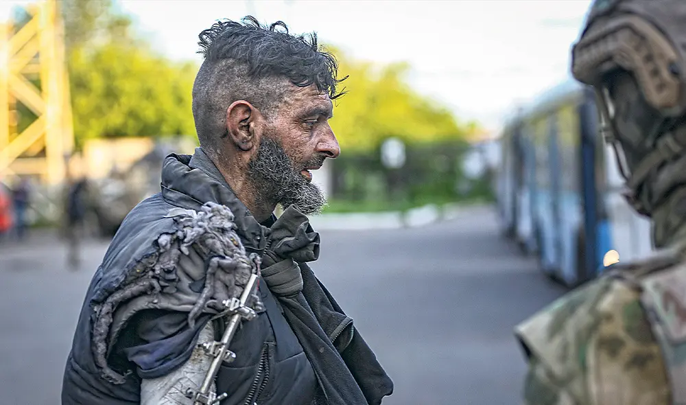 Rendición. Un soldado ucraniano herido es interrogado por los soldados rusos en Mariúpol. Foto: EFE Rendición. Un soldado ucraniano herido es interrogado por los soldados rusos en Mariúpol. Foto: EFE