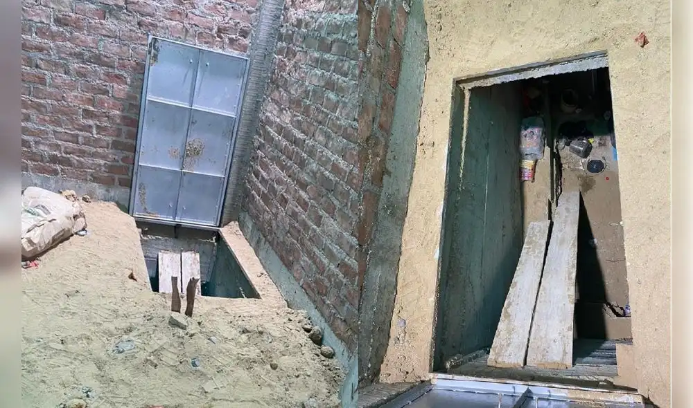 Escondite estaba al fondo del inmueble cubierto con arena. Foto: PNP Escondite estaba al fondo del inmueble cubierto con arena. Foto: PNP