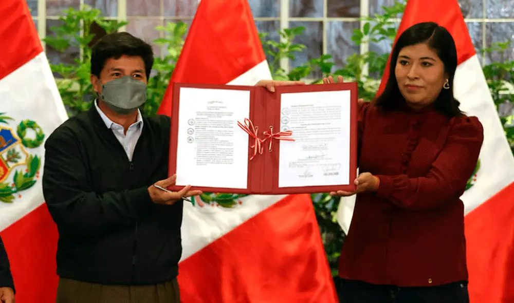 Pedro Castillo junto a la ministra de Trabajo, Betssy Chávez, en la ceremonia de promulgación de la mencionada ley. Foto: Presidencia de la República