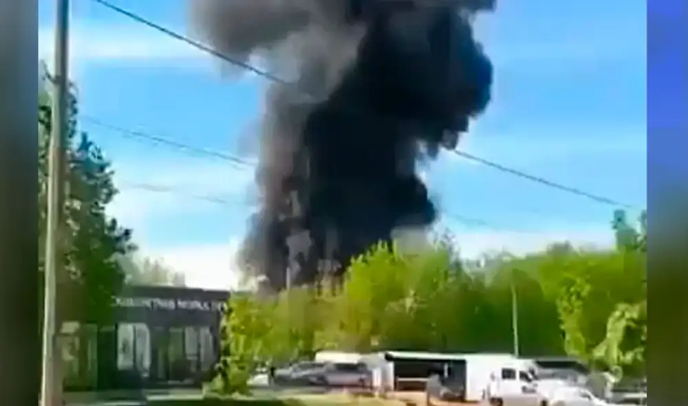Columna de humo en el incendio del mayor centro aeroespacial de Rusia. Foto: captura de pantalla / @TpyxaNews Columna de humo en el incendio del mayor centro aeroespacial de Rusia. Foto: captura de pantalla / @TpyxaNews