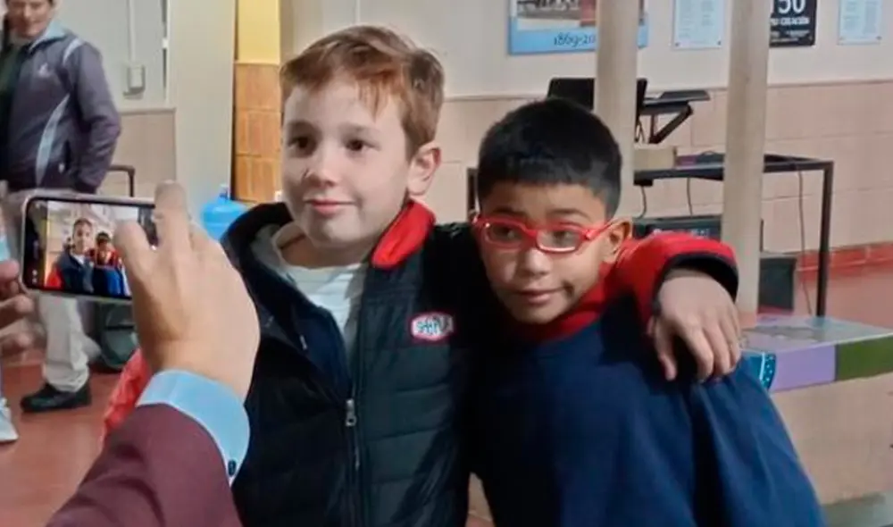 Joaquín y su compañero tras entregarle los objetos comprados con el dinero recaudado. Foto: Twitter @gabitocordobes Joaquín y su compañero tras entregarle los objetos comprados con el dinero recaudado. Foto: Twitter @gabitocordobes