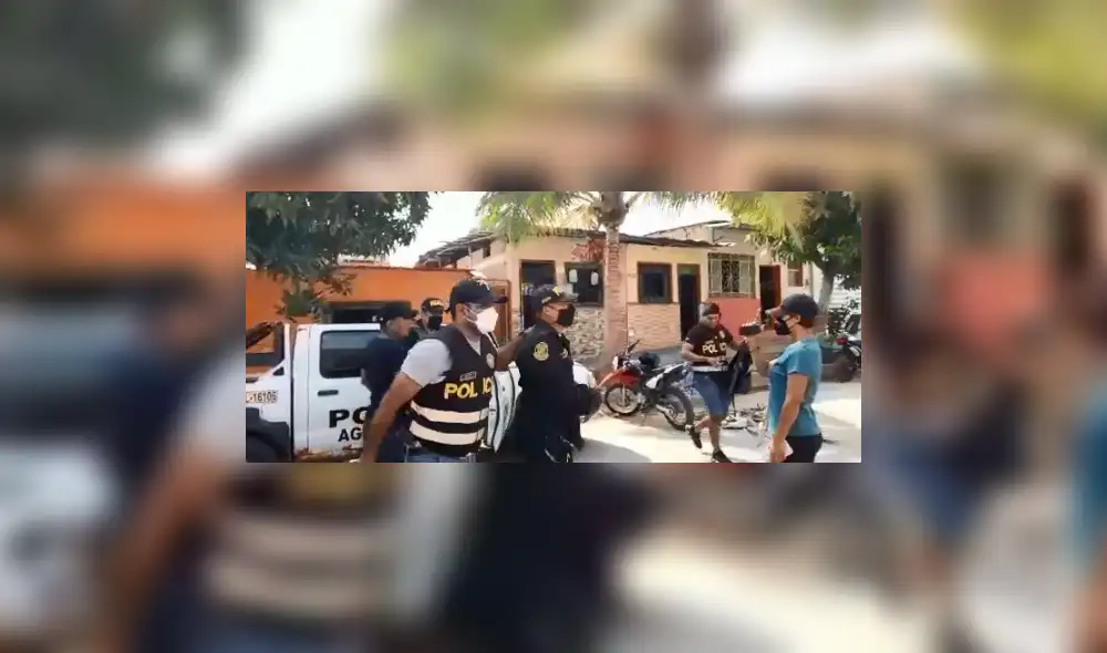 Los agentes fueron detenidos por personal anticorrupción. Foto: Captura de pantalla