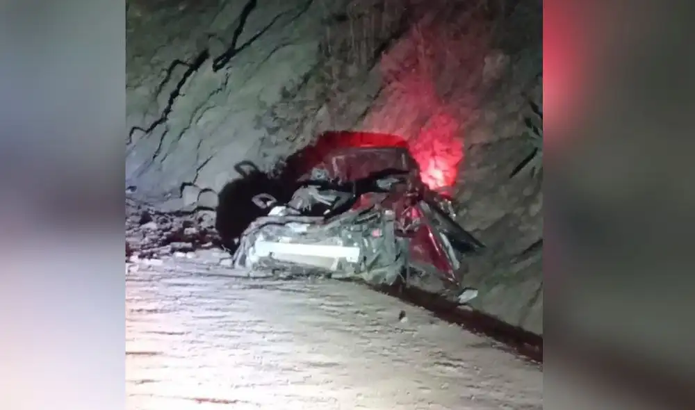 Solo una de las personas fue hallada con vida dentro de la camioneta, pero murió camino al hospital. Foto: Noticias Sihuas. Solo una de las personas fue hallada con vida dentro de la camioneta, pero murió camino al hospital. Foto: Noticias Sihuas.