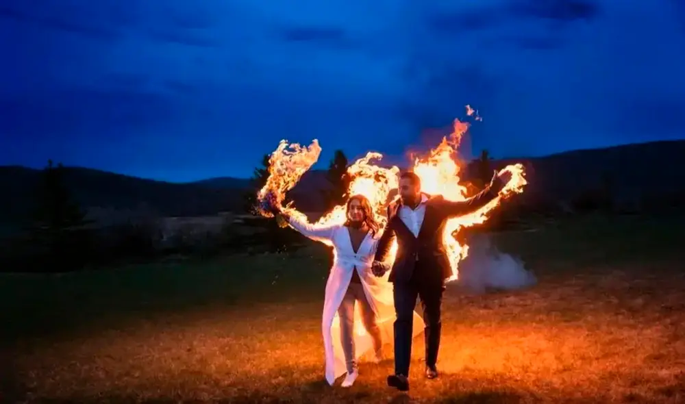Se indicó que los recién casados tuvieron ayudantes que los asistieron en su curiosa entrada a su boda. Foto: Russ Powell Se indicó que los recién casados tuvieron ayudantes que los asistieron en su curiosa entrada a su boda. Foto: Russ Powell