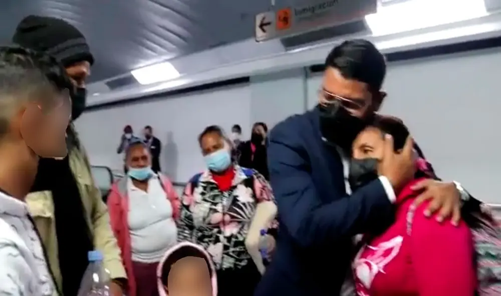 Un alto funcionario de Venezuela recibió al grupo de migrantes provenientes del Perú. Foto: captura de video de @RanderPena/Twitter Un alto funcionario de Venezuela recibió al grupo de migrantes provenientes del Perú. Foto: captura de video de @RanderPena/Twitter