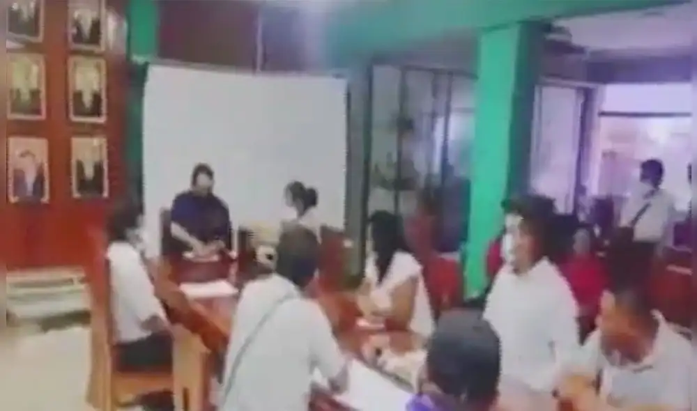 Durante la sesión de su vacancia, molestos ciudadanos le arrojaron huevos. Foto: Captura América TV. Durante la sesión de su vacancia, molestos ciudadanos le arrojaron huevos. Foto: Captura América TV.