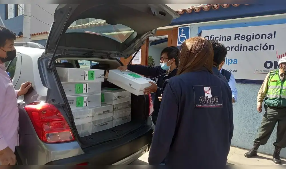 Material electoral fue llevado al colegio Independencia. Foto: Wilder Pari/URPI