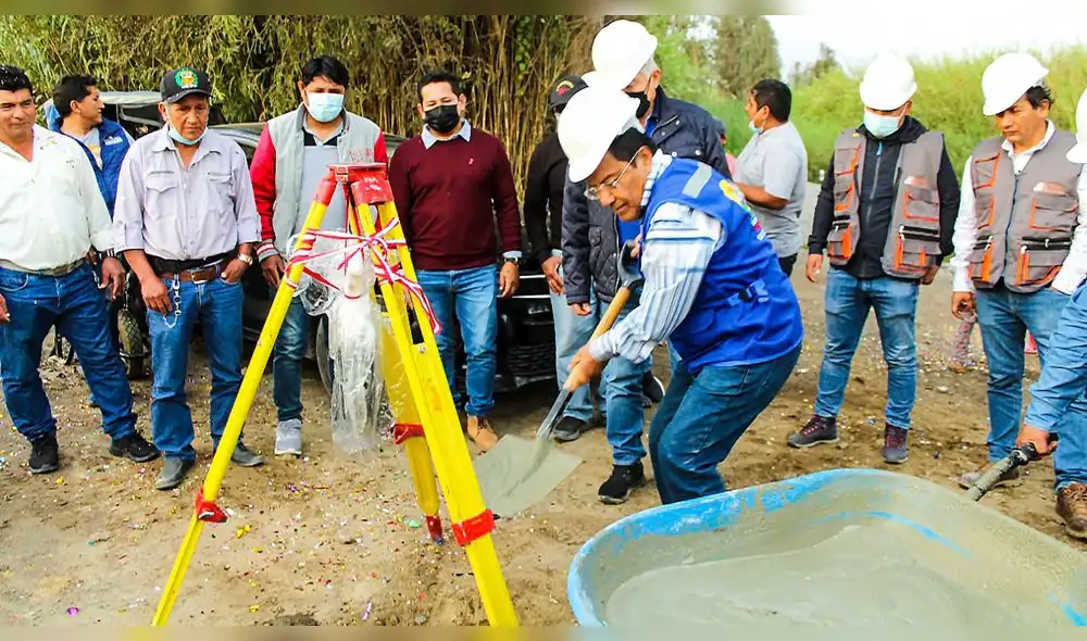 Colocación de la primera piedra de la obra de mejoramiento de camino vecinal en Nepeña. Foto: GORE Áncash.