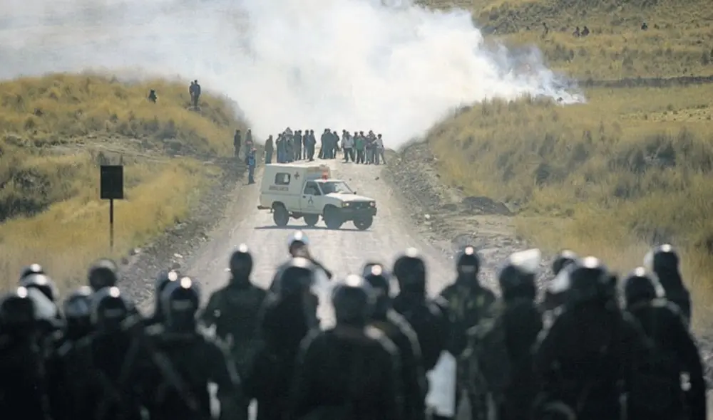 Miles de comuneros marchan por las calles de Yauri al comienzo de las protestas. Foto: Miguel Gutiérrez.