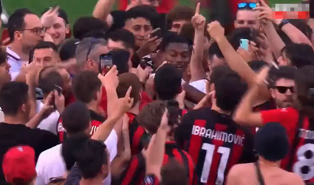 Los aficionados del Milan bajaron al césped del Mapei Stadium tras finalizar el duelo con Sassuolo. Foto: captura de ESPN Los aficionados del Milan bajaron al césped del Mapei Stadium tras finalizar el duelo con Sassuolo. Foto: captura de ESPN
