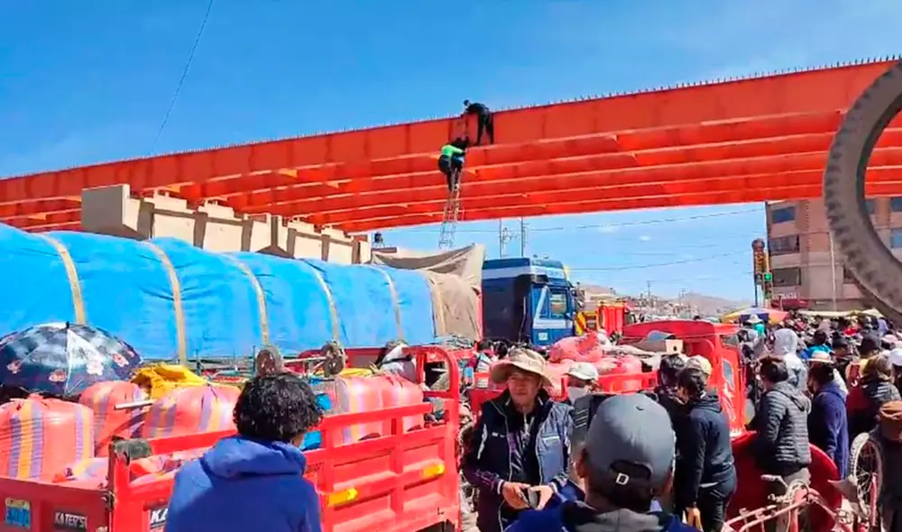 El hecho ocasionó restricción vehicular en la zona. Foto: captura de Exitosa El hecho ocasionó restricción vehicular en la zona. Foto: captura de Exitosa