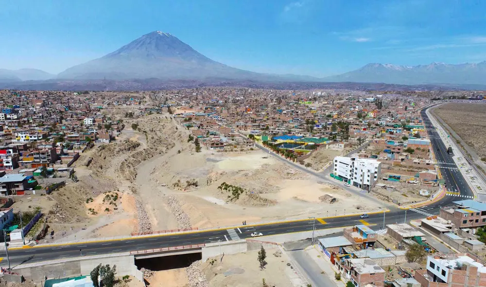 La obra tiene numerosos paraderos a lo largo de la vía. Foto: Municipio de Cerro Colorado