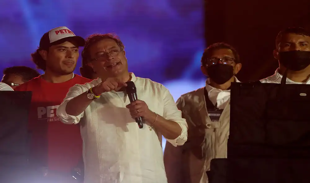 El candidato a la Presidencia de Colombia por la coalición de izquierdas Pacto Histórico, Gustavo Petro, habla durante un evento de cierre de campaña. Foto: EFE