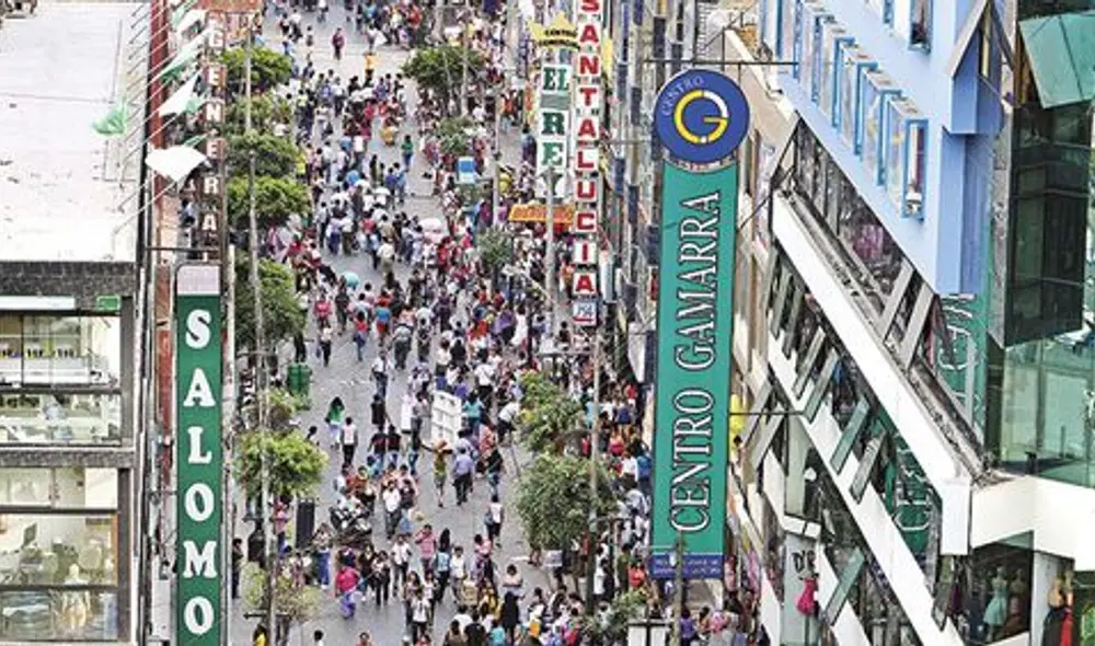 Ambulantes han invadido las vías públicas, dicen empresarios. Foto: La República. Ambulantes han invadido las vías públicas, dicen empresarios. Foto: La República.